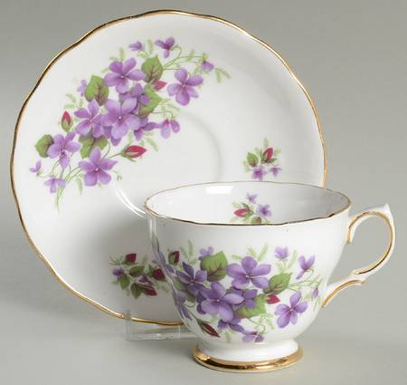 G562 Footed Cup & Saucer Set