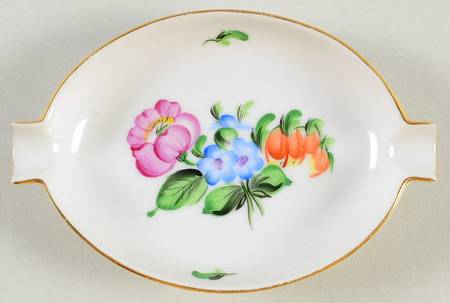 Giftware 4" Oval Ashtray with Lips
