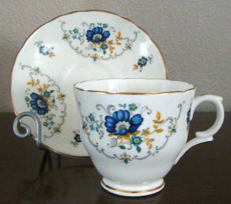 B936 Footed Cup & Saucer Set