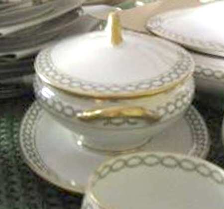 8728 Gravy Boat w/Attached Underplate & Lid