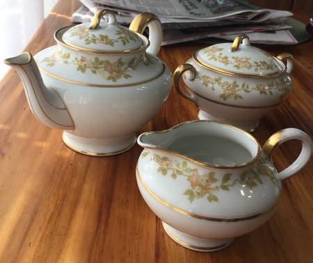 CHF517 Teapot & Lid