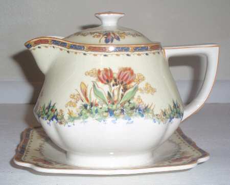 Tulip Syrup with Lid and Attached Underplate
