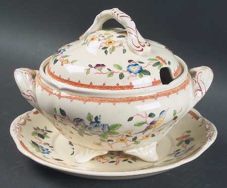 Pembroke #E109 (Cream Background) Sauce Boat & Lid with Underplate