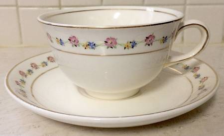 CRO285 Footed Cup & Saucer Set