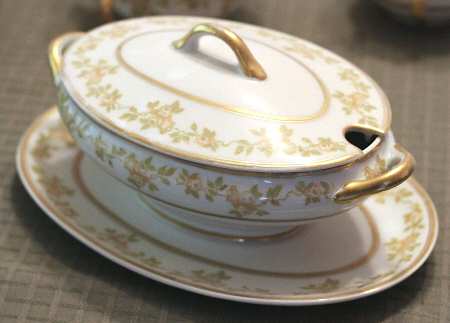 CHF1221 Gravy Boat w/Attached Underplate & Lid