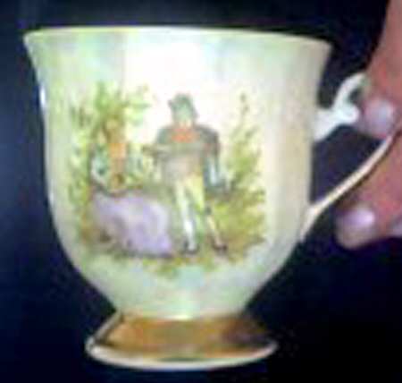 CHZ31 Footed Cup