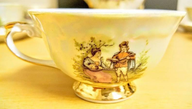 CHZ31 Footed Cup