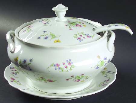 Trellis (Scalloped) Tureen & Lid w/Ladle & Underplate