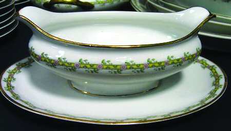 Head 141-1 Gravy Boat with Attached Underplate