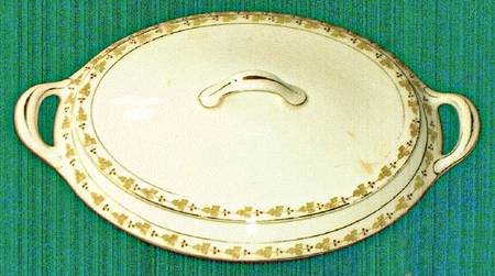 1735 Oval Covered Vegetable