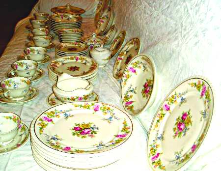 Antoinette Gravy Boat with Attached Underplate