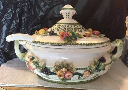 1326 Tureen & Lid w/Ladle