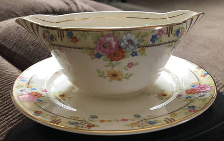 CLT72 Gravy Boat with Attached Underplate