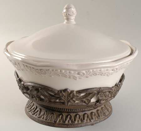Renaissance Ivory 2.75 Qt Round Covered Casserole w/Metal Stand