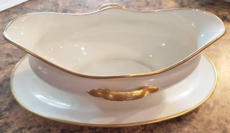 CMT113 Gravy Boat with Attached Underplate
