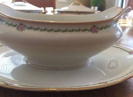 CHF1469 Gravy Boat with Attached Underplate