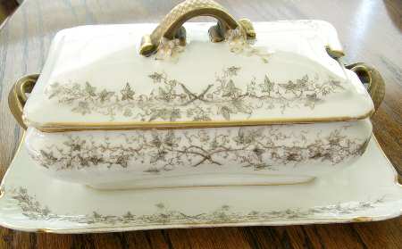 CHF1520 Gravy Boat w/Attached Underplate & Lid