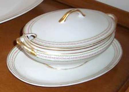 CHF595 Gravy Boat & Lid w/Underplate