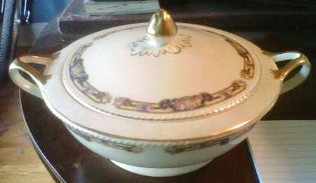 35067 Round Covered Vegetable