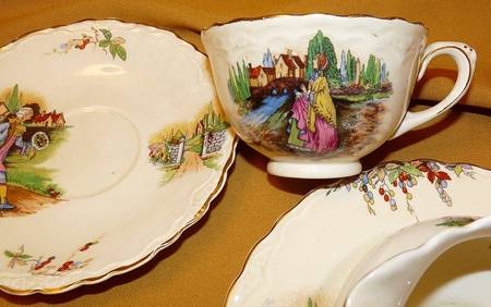 CRD273 Footed Cup & Saucer Set