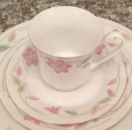 TIM11 Footed Cup & Saucer Set