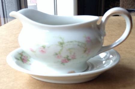 CHF1935 Gravy Boat & Underplate