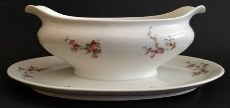 CHF1985 Gravy Boat with Attached Underplate