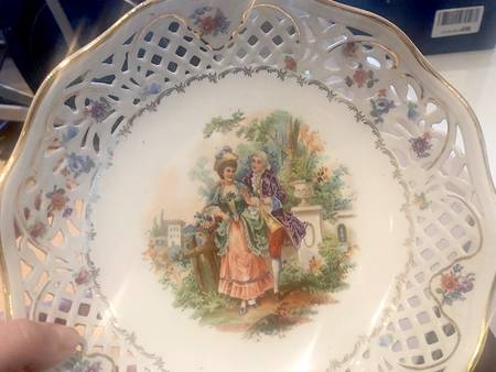 CIQ19 9" Pierced Round Bowl