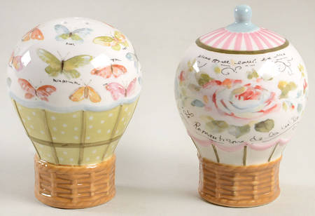 Beautiful Romance Figural Salt & Pepper Set