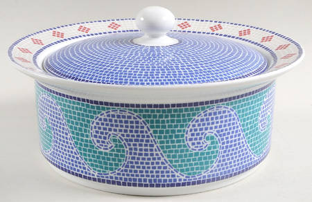 Waves 2 Qt Round Covered Casserole