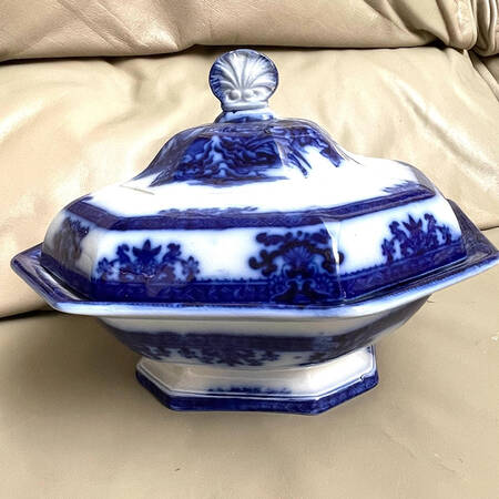 Amoy (Flow Blue) Round Covered Vegetable