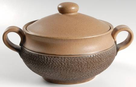 Cotswold 2.5 Qt Round Covered Casserole