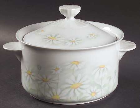 Serenade (Fine Porcelain) 2 Qt Round Covered Casserole