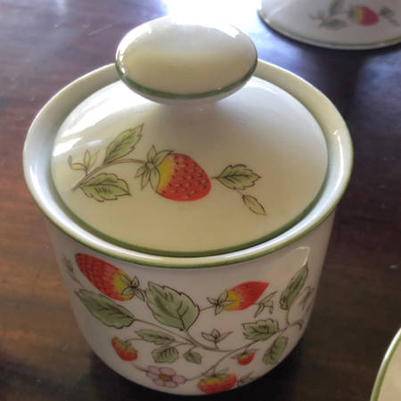 Berry Patch Sugar Bowl & Lid