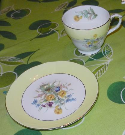 Kensingtons Gardens Footed Cup & Saucer Set