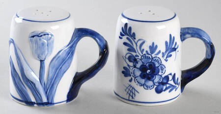 Delft Blue Handled Salt & Pepper Set