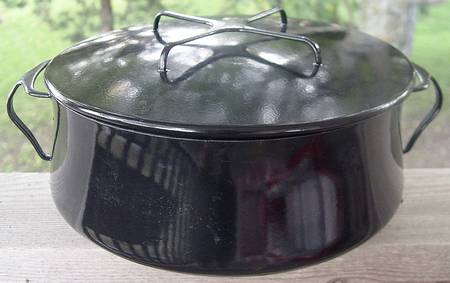 Kobenstyle (Black Outside and Bottom, White Inside 7 Quart Metal Covered Casserole