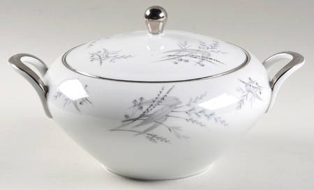 Fairfield Round Covered Vegetable