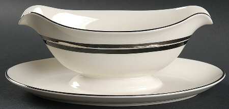 Solitaire Gravy Boat with Attached Underplate