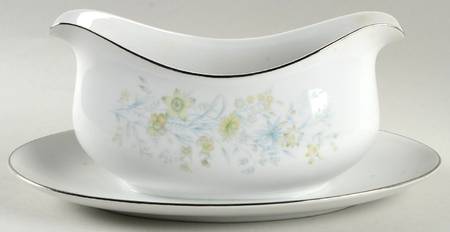 Serenade Gravy Boat with Attached Underplate