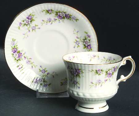 Chantilly Footed Cup & Saucer Set