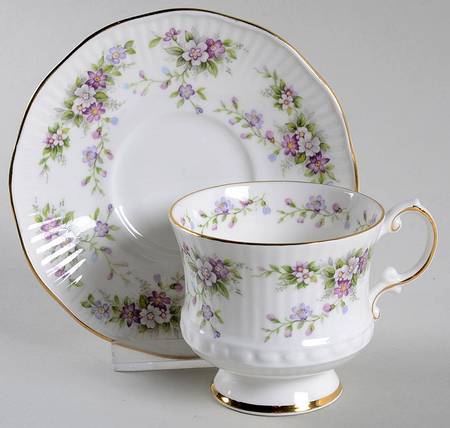 Chantilly Footed Cup & Saucer Set