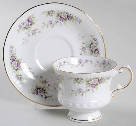 Chantilly Footed Cup & Saucer Set