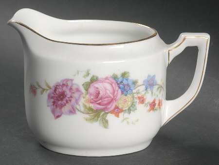 5748 (White Background) Creamer