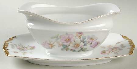 02460 Gravy Boat with Attached Underplate