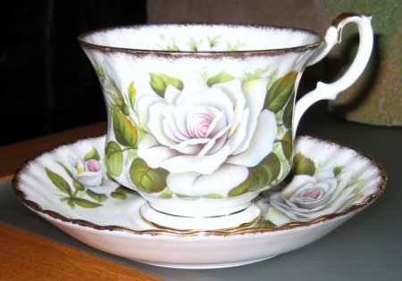 Rose Queen Series Footed Cup & Saucer Set