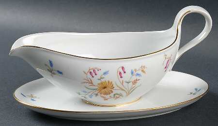 F242 Gravy Boat with Attached Underplate