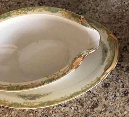 ESO4 Gravy Boat with Attached Underplate
