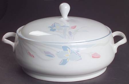 Iris 1.75 Qt Round Covered Casserole