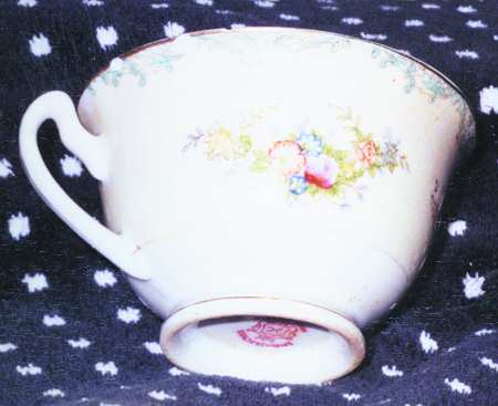 EMJ14 Footed Cup